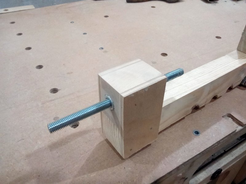 Гайки вклеиваются с двух сторон.