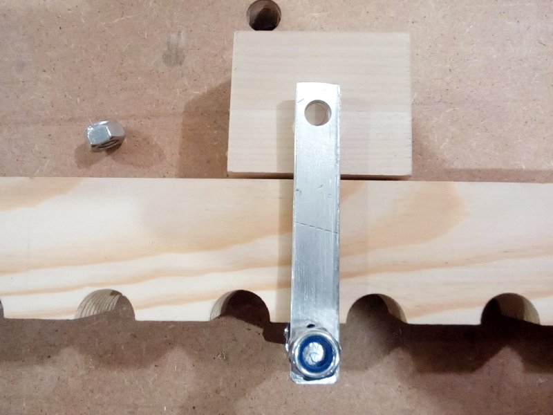 расположение бруска для разметки отверстия