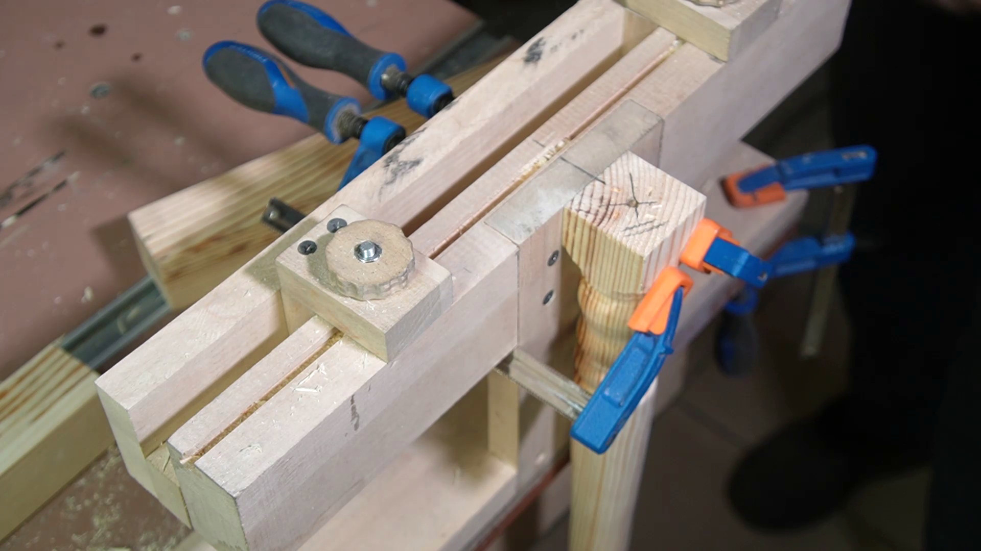 закрепление детали