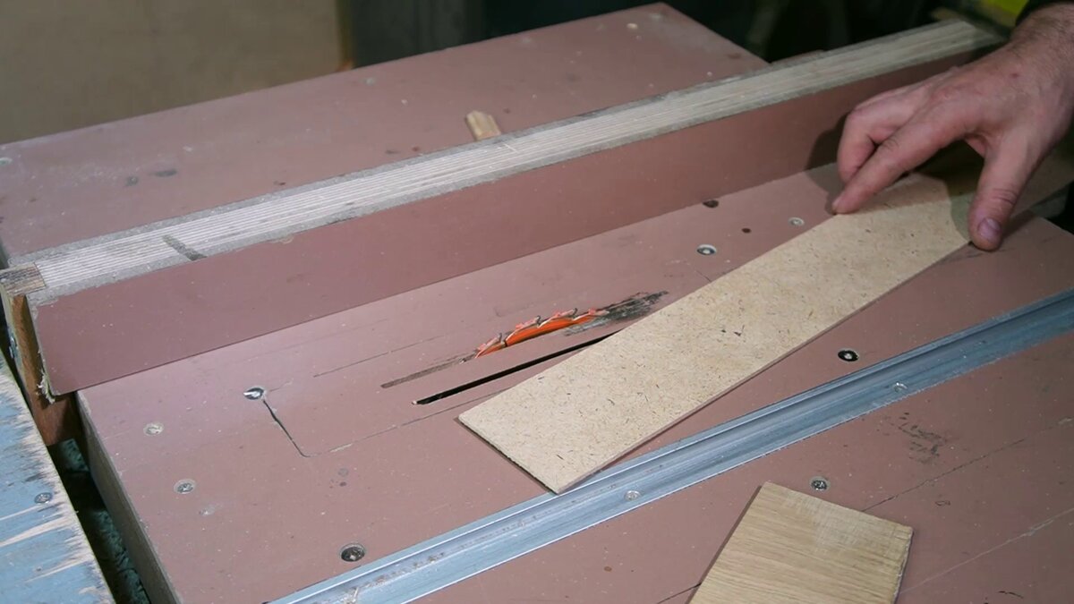 вспомогательная деталь